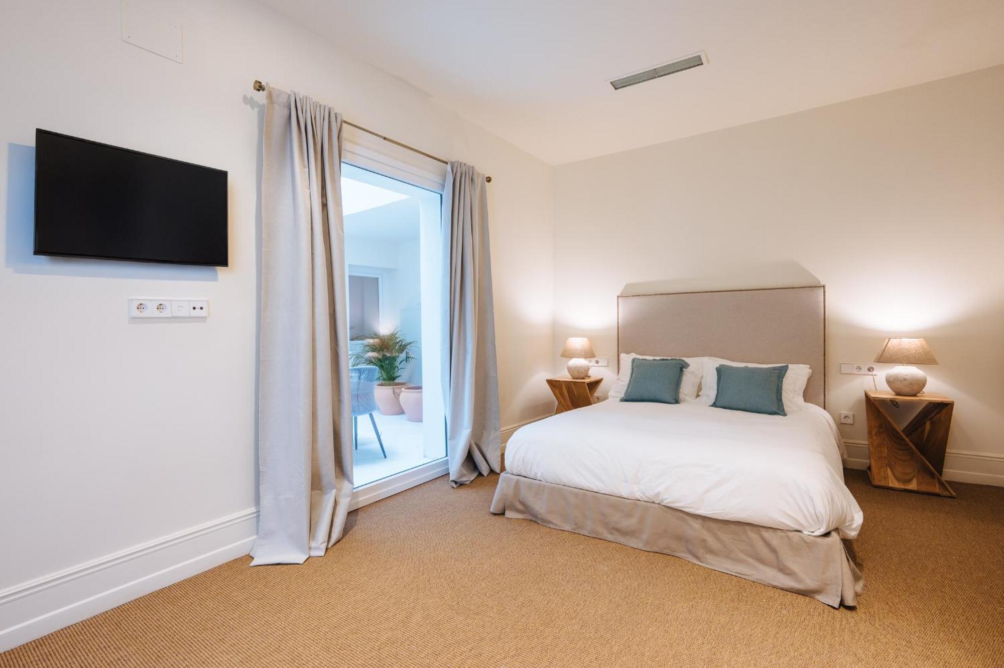Apartament Luxurious With Andalusian Patio And Pool, Facing The Cathedral *
