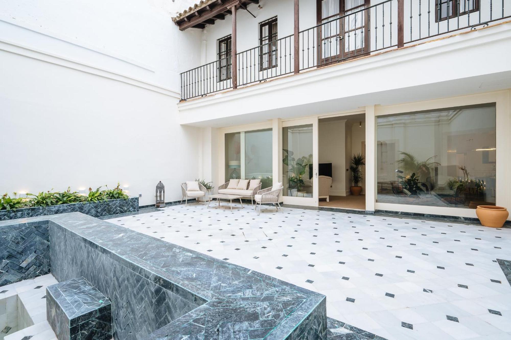 Luxurious With Andalusian Patio And Pool, Facing The Cathedral Apartament *